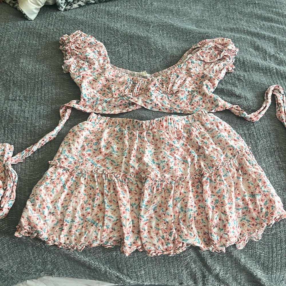 Super cute floral two piece (the back ties into a bow) only worn once